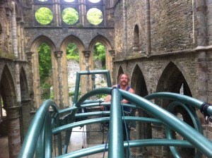 ...avant de s'inspirer de l'ambiance grandiose de Villers-la-Ville, la structure posée au centre d'une abbaye du XIII ème siècle, on a vibré! 