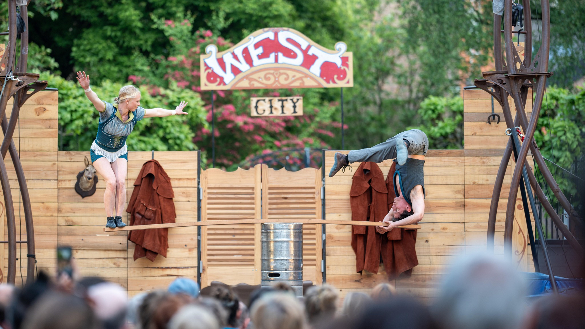 Les P'tits Bras, western acrobatique, équilibre sur baril, Vent d'Ouest